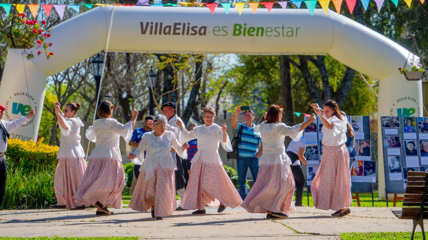 Los Adultos Mayores fueron agasajados en Villa Elisa con una jornada llena de arte y emociones