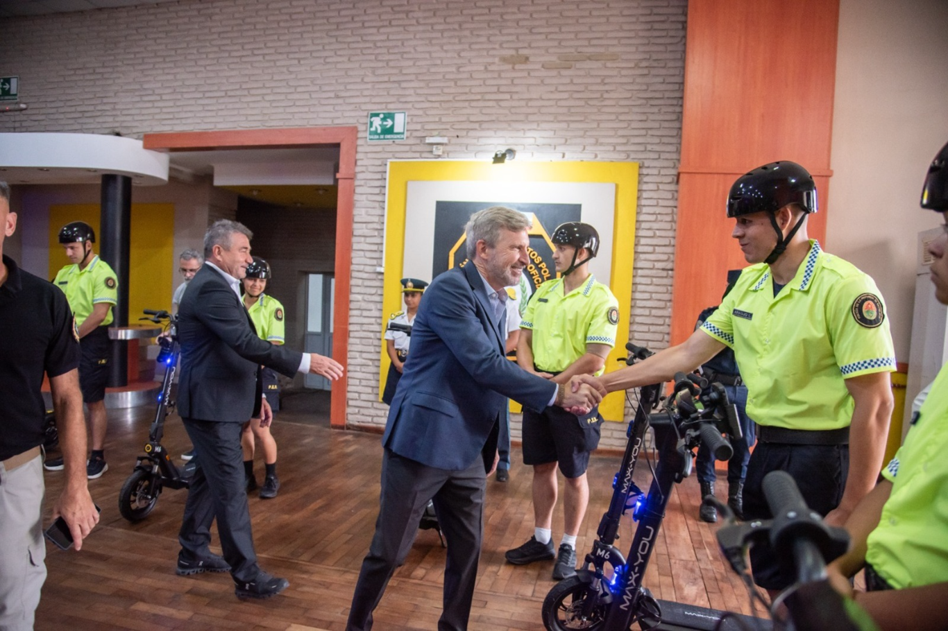 Frigerio entregó móviles y equipamiento a la Policía para reforzar la seguridad con tecnología de pu