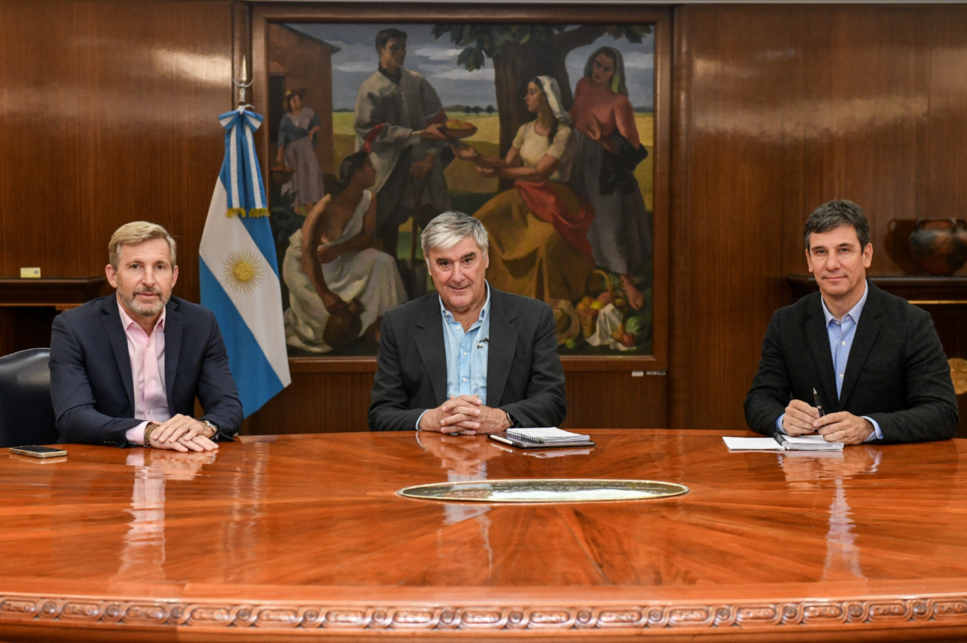 Frigerio mantuvo reunión con Caputo y funcionarios del Ministerio de Economía de la Nación