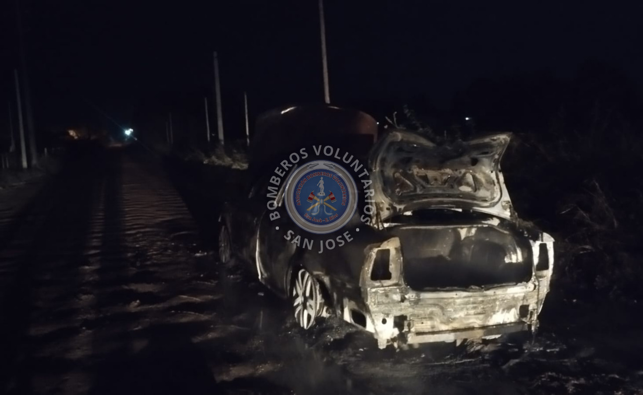 Incendio destruyó por completo un vehículo en barrio Santa Teresita