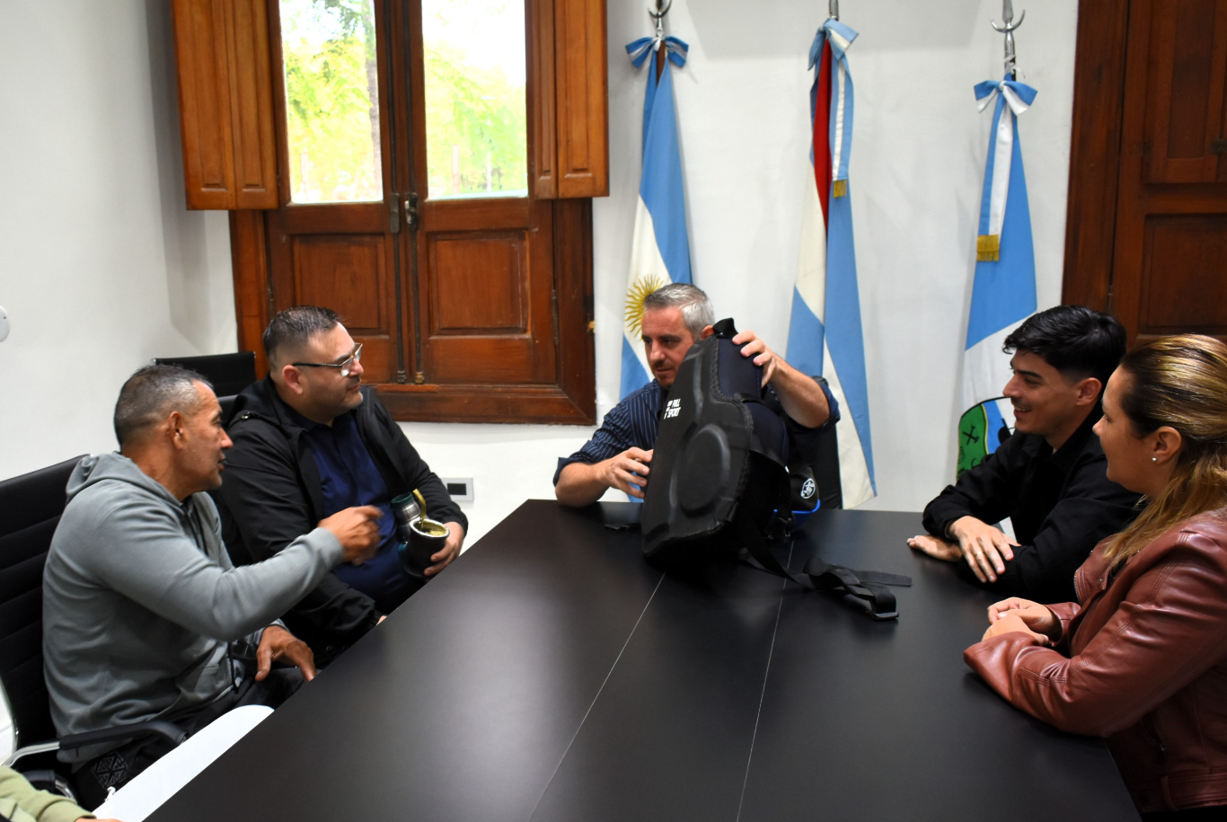 Sesenta personas entrenan gratis en la Escuela Municipal de Boxeo de Colón con sede propia renovada