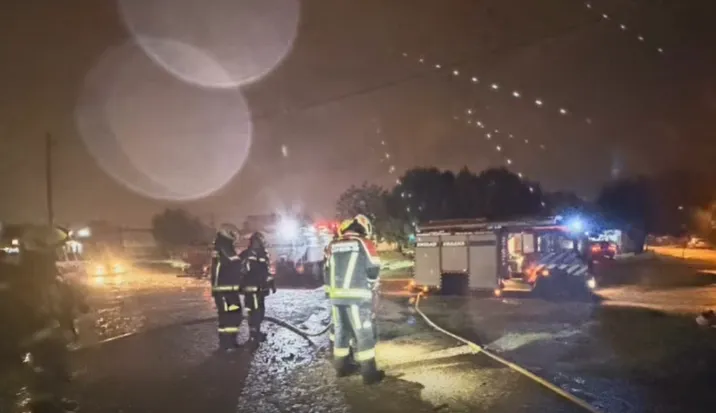 Bomberos de Villa Elisa sofocan incendio en galpón con camionetas y maquinaria agrícola