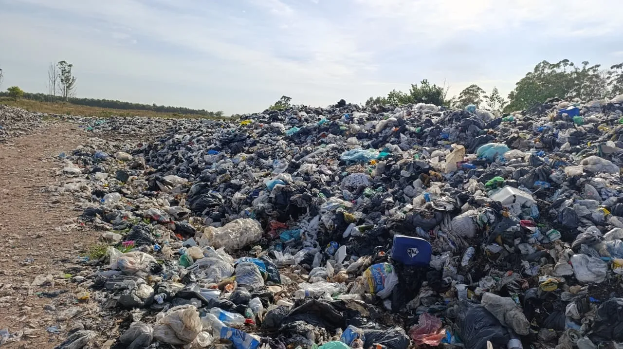 Un año después del incendio en el basural de San José: promesas vacías de Gustavo Bastián y un desas