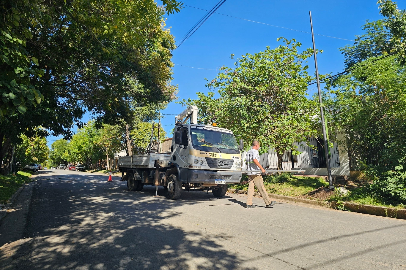 Avanza la instalación de nuevas columnas LED en calle Alberdi de Colón