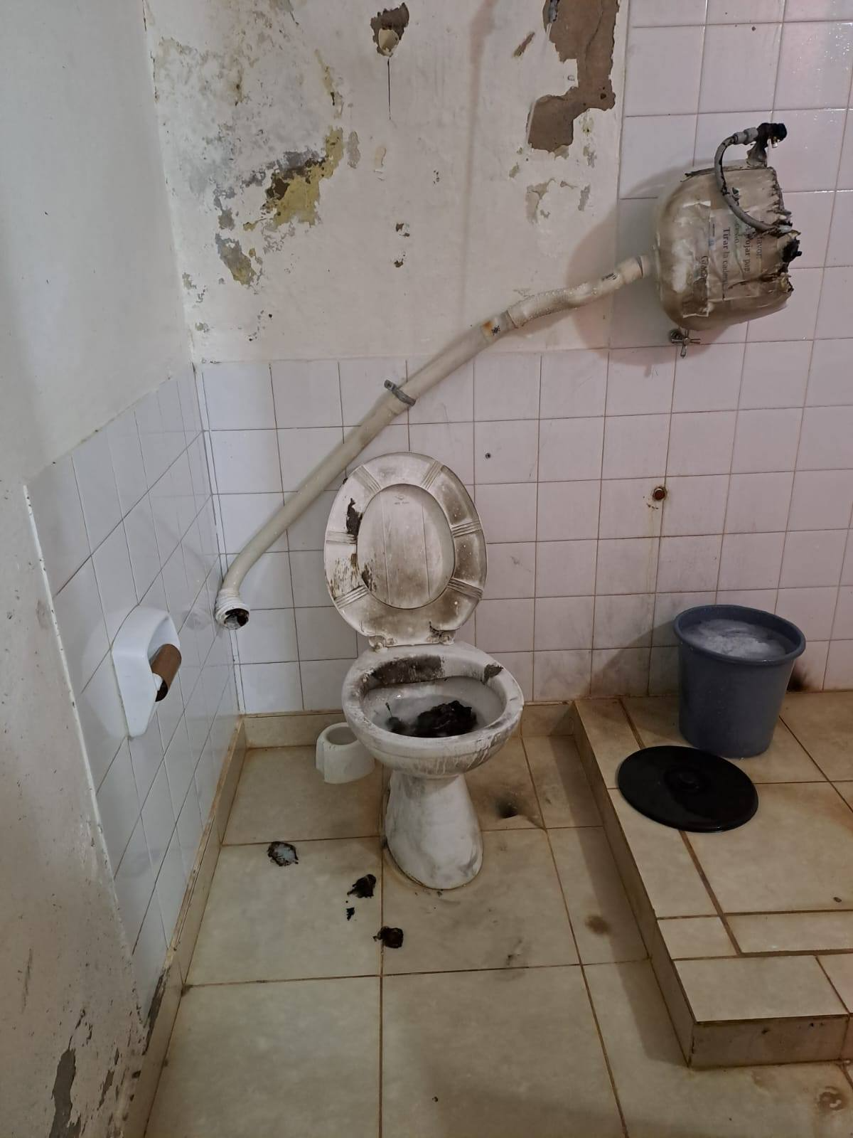 Vandalizaron el sanitario docente de la Escuela Secundaria Juan Bautista Alberdi