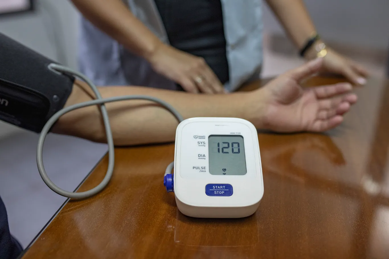 Salud recomienda chequeos periódicos y hábitos saludables para prevenir enfermedades cardiovasculare