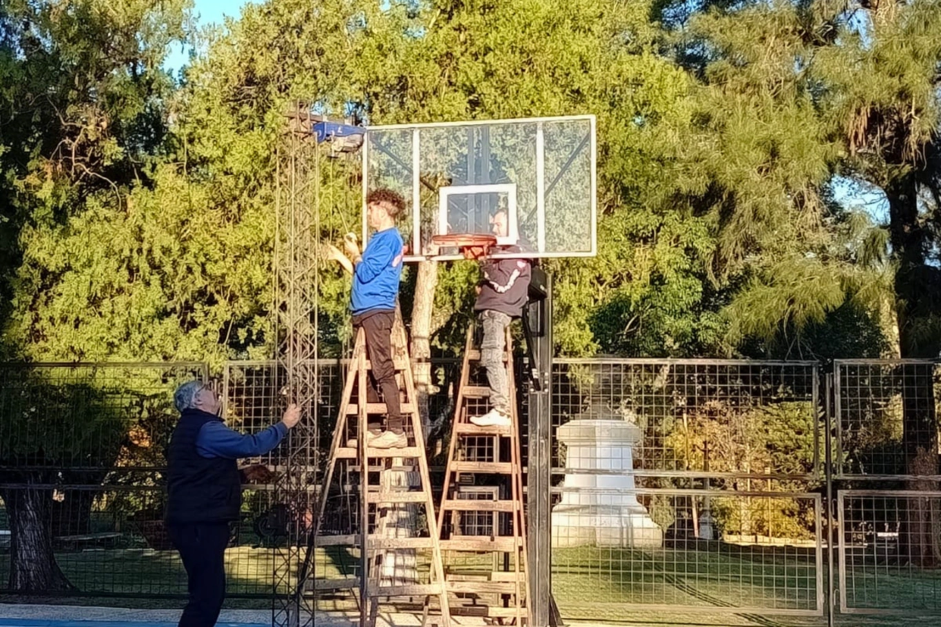Se renovaron los tableros de básquet del Parque Quirós con materiales de alta resistencia