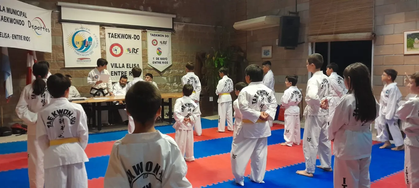 Alumnos de la Escuela Municipal de Taekwondo de Villa Elisa rindieron exámenes con éxito