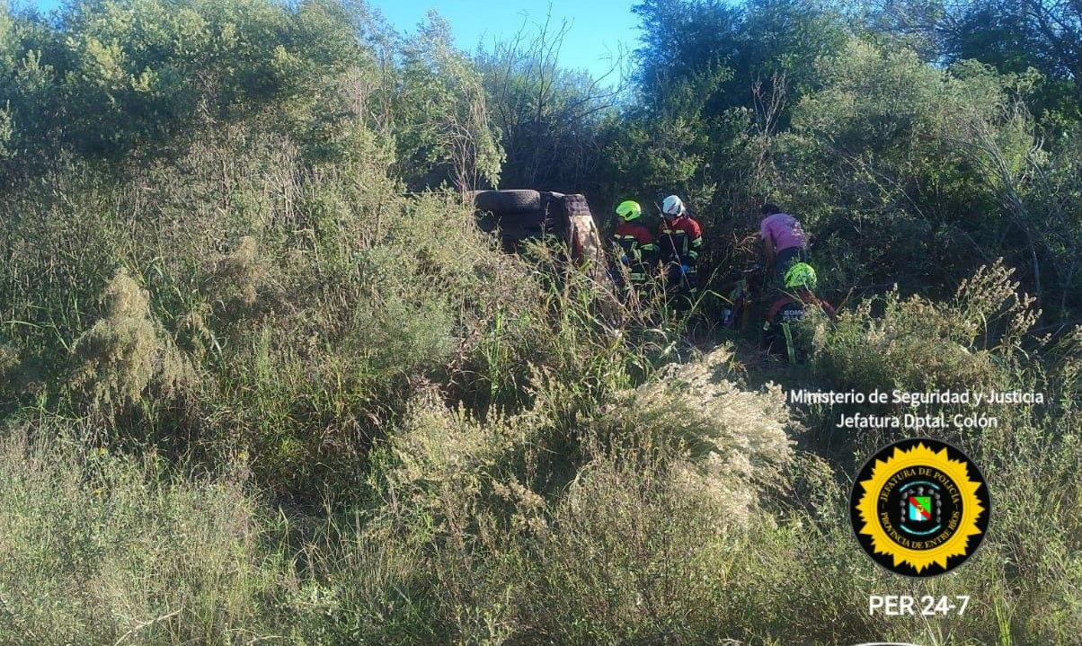 Vuelco en Villa Elisa: un hombre sufrió graves lesiones tras perder el control de su camioneta