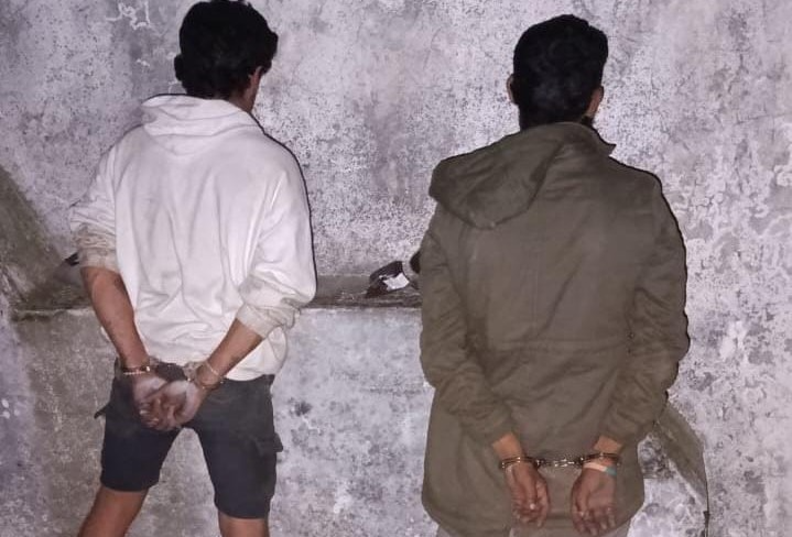 Detienen a dos jóvenes mientras robaban autopartes de un vehículo en Colón