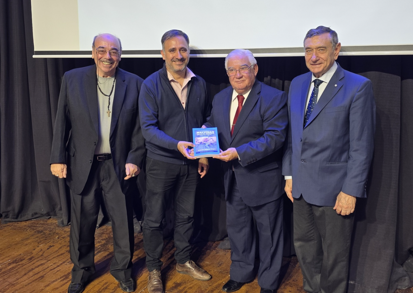 Se presentó el libro Palas al Rescate con la presencia de veteranos de Malvinas destacados en Colon