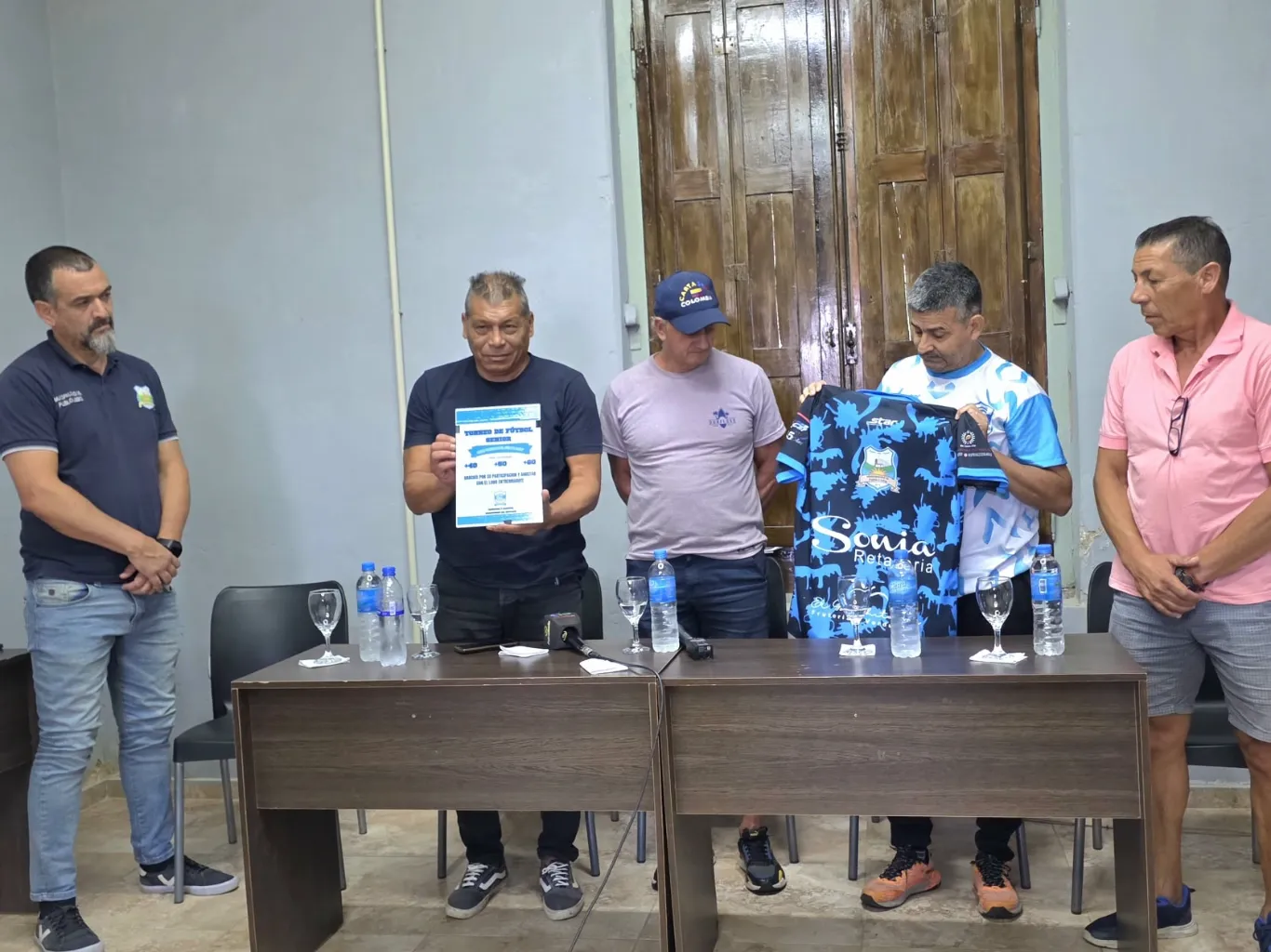 Entrega de camiseta especial al intendente Julio Pintos por parte del Club Gimnasia y Esgrima de Con