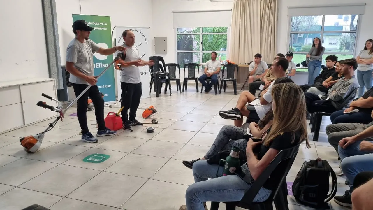 Buena convocatoria para la primera charla del ciclo "Mejorando mi empleabilidad" en Villa Elisa