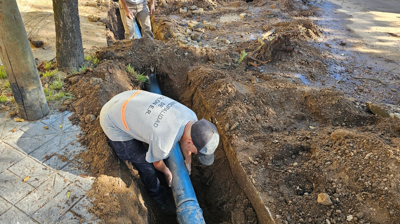 Avanzan las obras de modernización en la red troncal de agua de calle Peyret