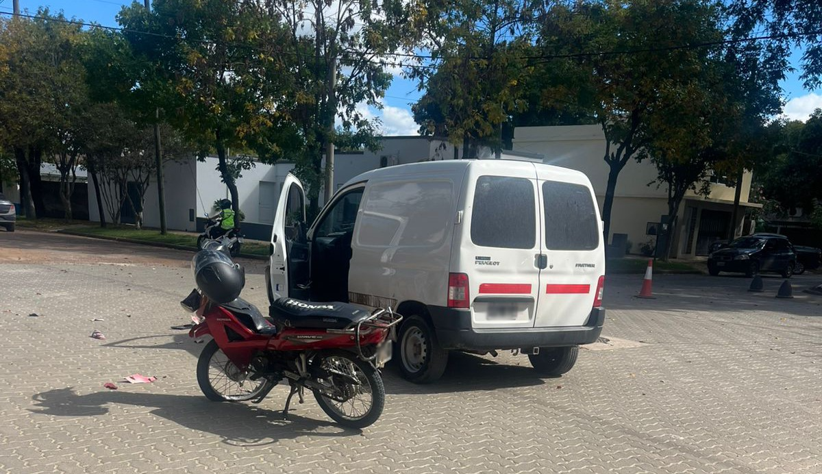 Grave siniestro vial en Colón: un joven resultó con heridas de consideración