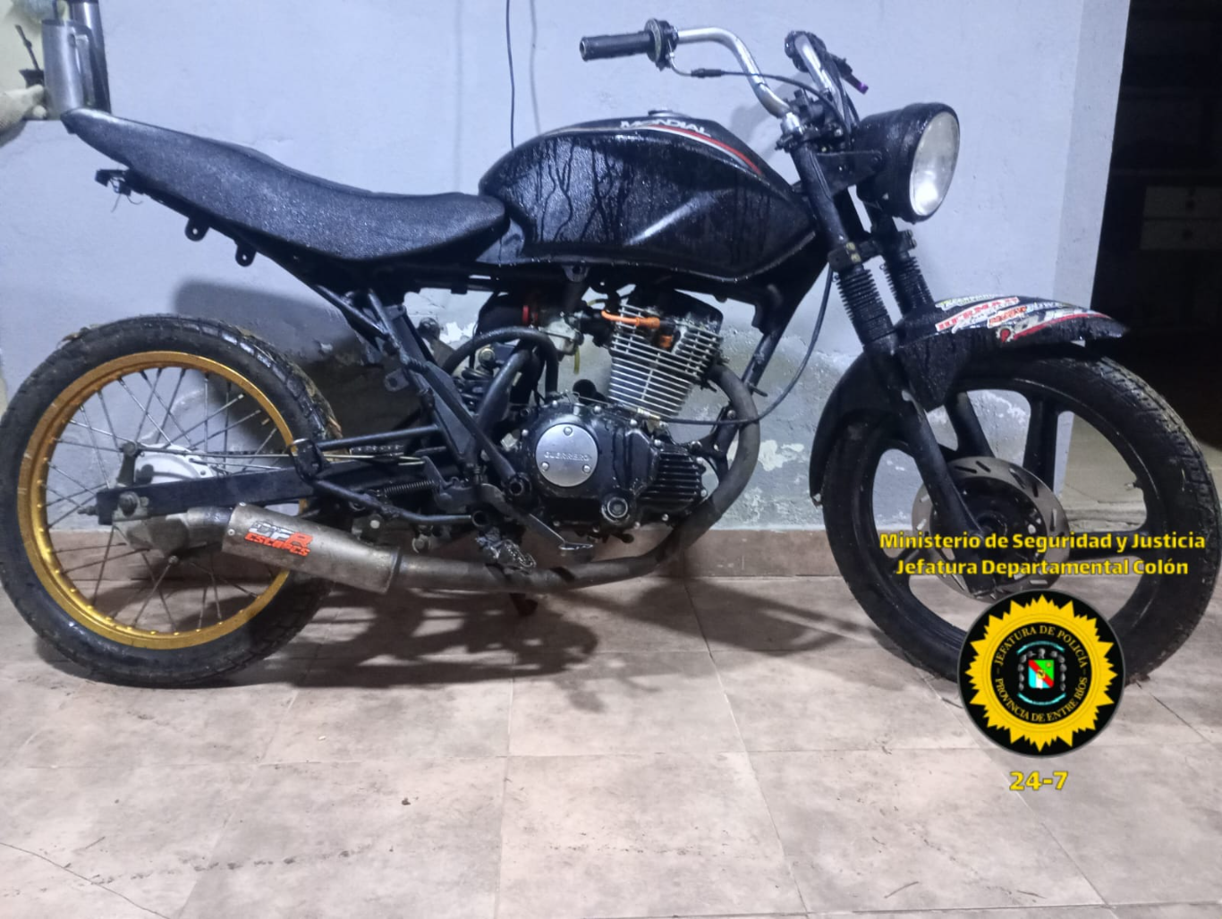 Motocicleta abandonada y con adulteraciones fue secuestrada en un camino rural de Pueblo Cazes