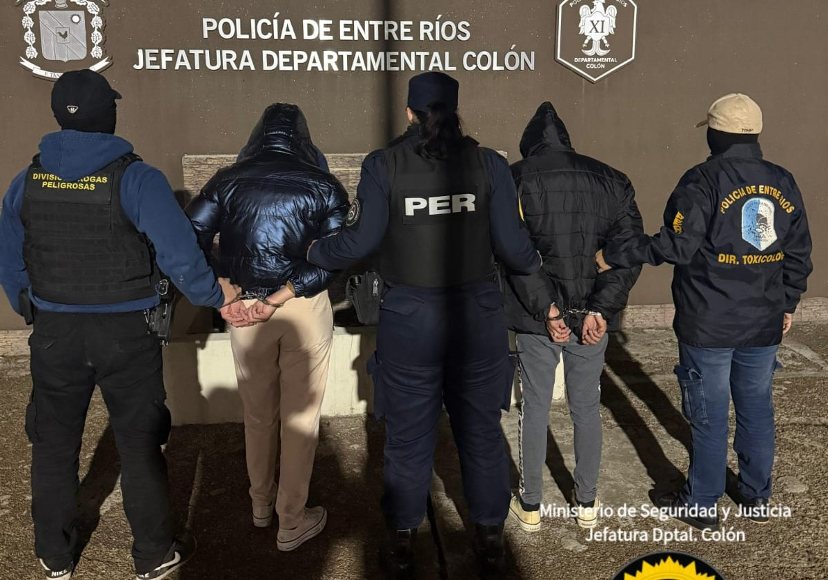 Allanamientos por narcomenudeo en Colón: secuestran cocaína, un arma y detienen a dos mujeres