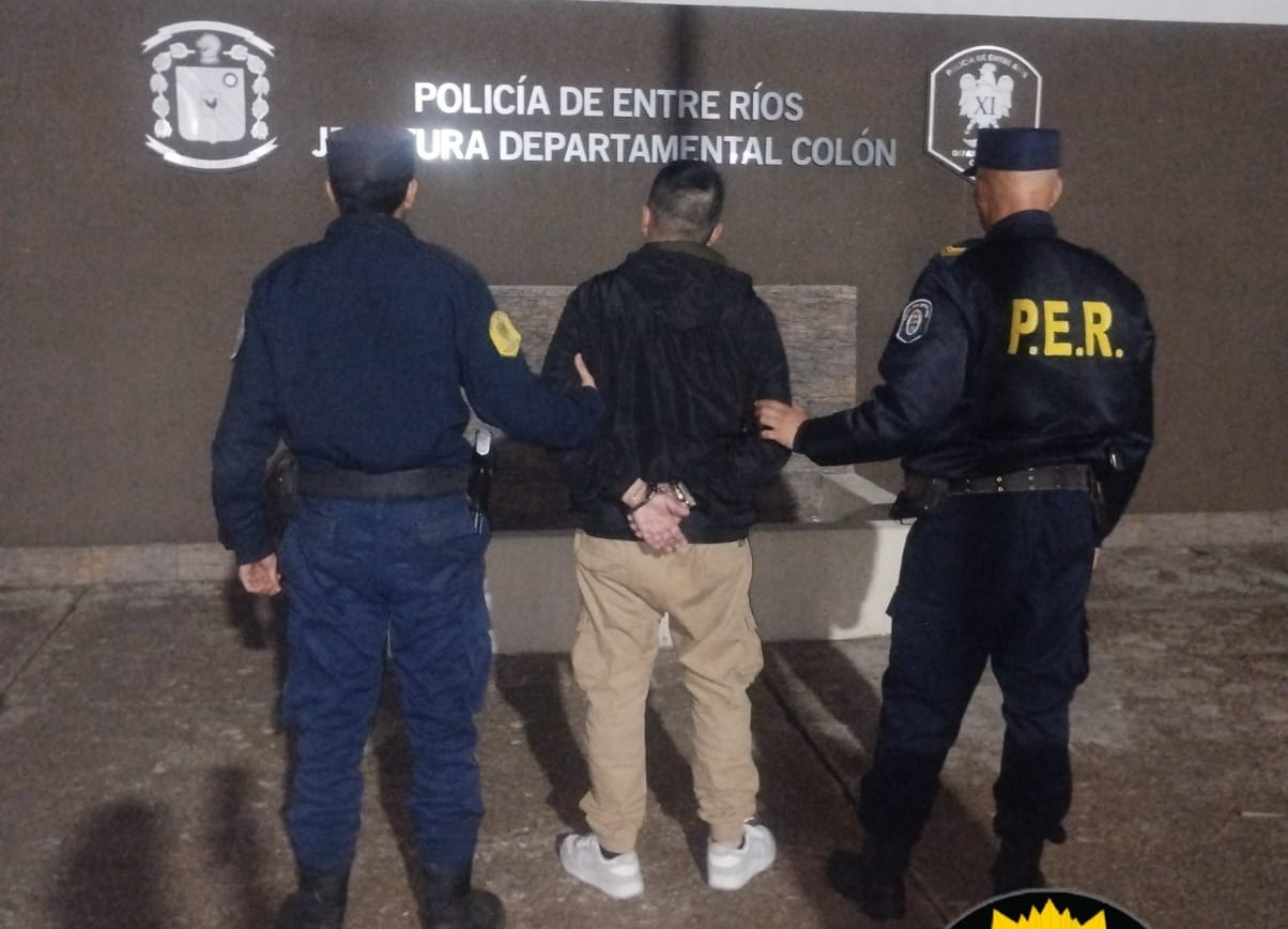 Violento episodio en San José: policía intervino y detuvo a un hombre que amenazaba a su familia