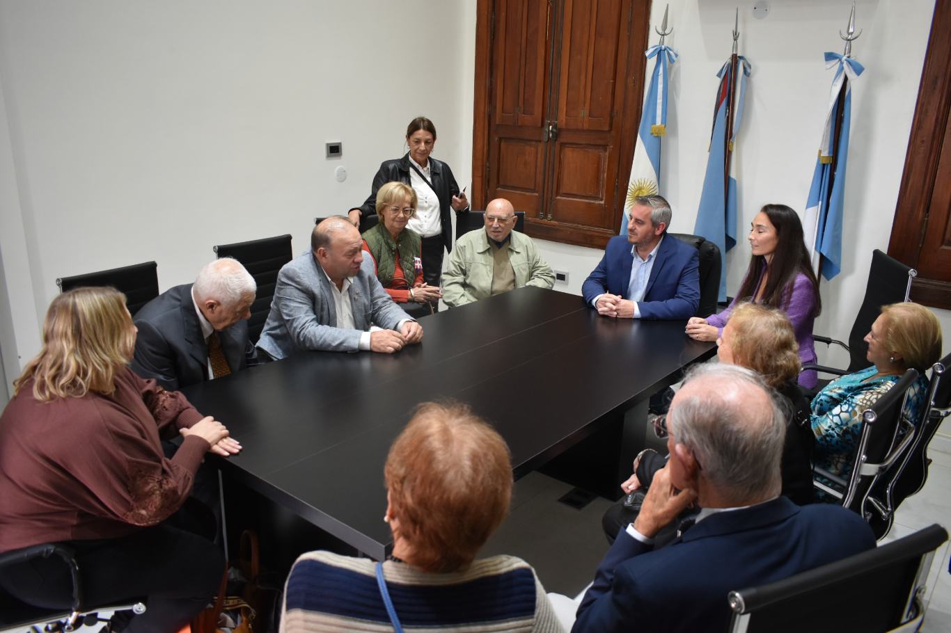 José Luis Walser recibió a representantes de familias piemontesas de Argentina