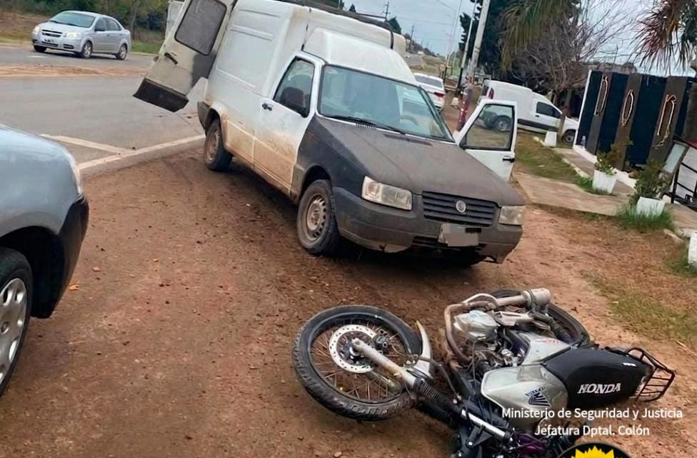 Grave accidente entre una Fiorino y una motocicleta en el acceso a Liebig dejó un joven con fractura