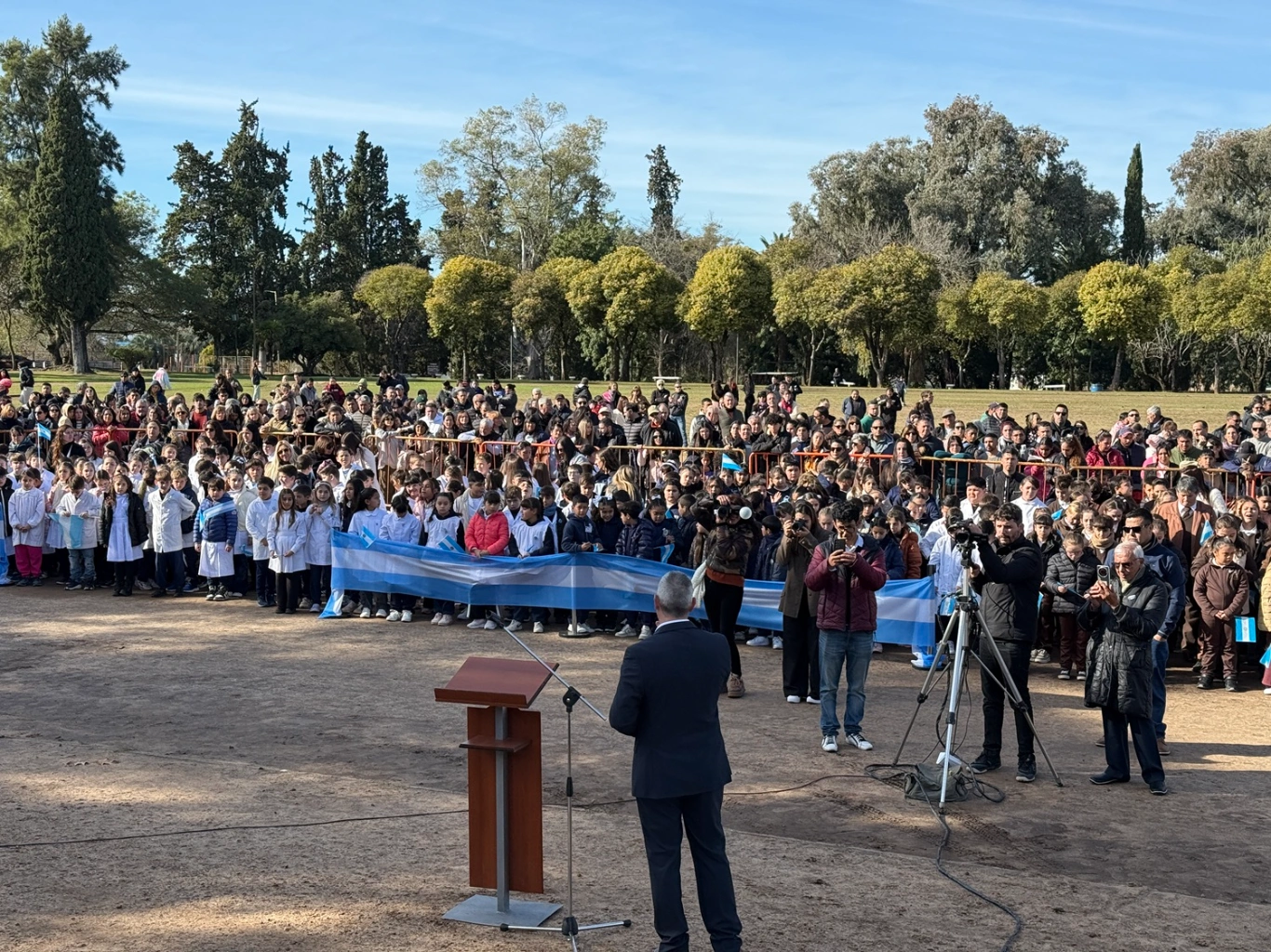 En un gran y emotivo acto más de 500 estudiantes de Colón prometieron lealtad a la Bandera Argentina