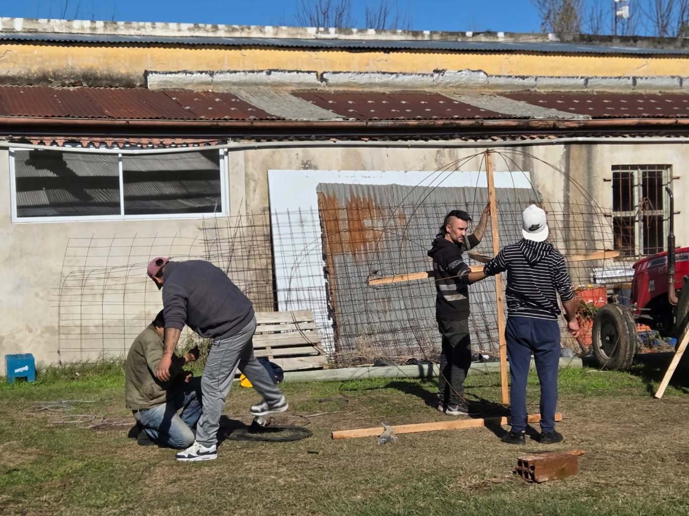 Pueblo Liebig: estudiantes de la Secundaria N°11 inician muñeco de la primavera con apoyo municipal.
