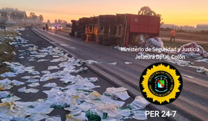Camión volcó en la Autovía Artigas a la altura del km 212: conductor resultó con lesiones leves