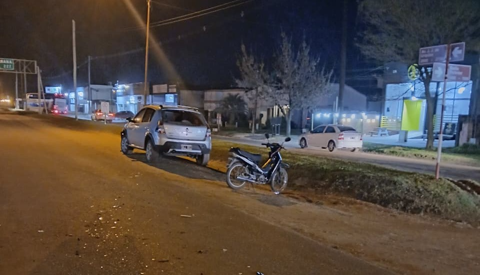 Villa Elisa: fuerte choque entre auto y moto dejó a una mujer con fractura de clavícula