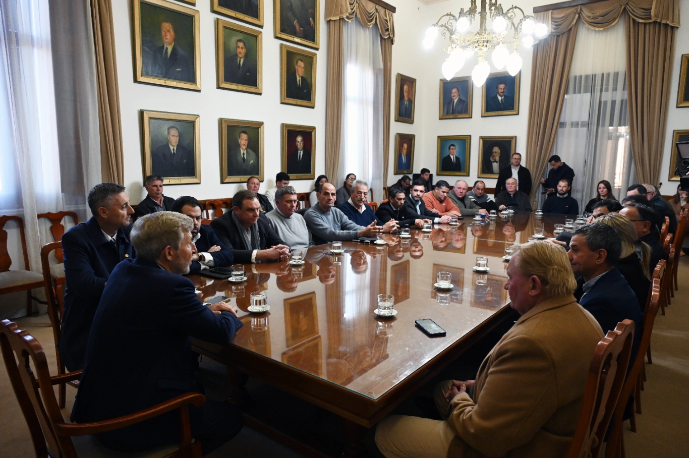 El gobernador firmó convenios con municipios y comunas para fortalecer el mantenimiento de caminos