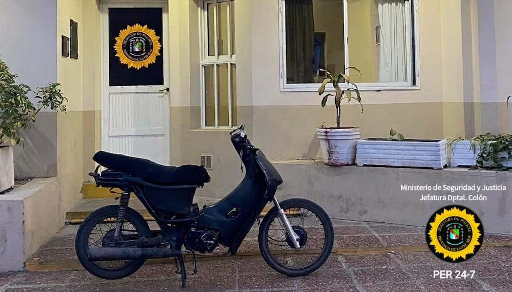 Recuperan una moto robada este miércoles que estaba oculta entre la maleza en San José