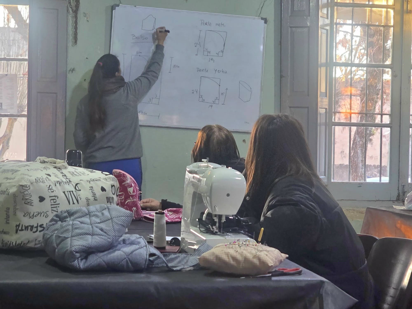 El Taller Municipal de Costura continúa con sus clases gratuitas y nuevas técnicas en Pueblo Liebig.