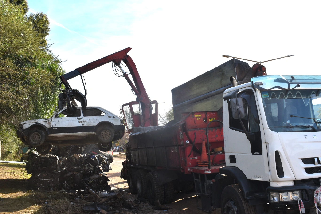 Colón inició la compactación de vehículos retenidos y abandonados