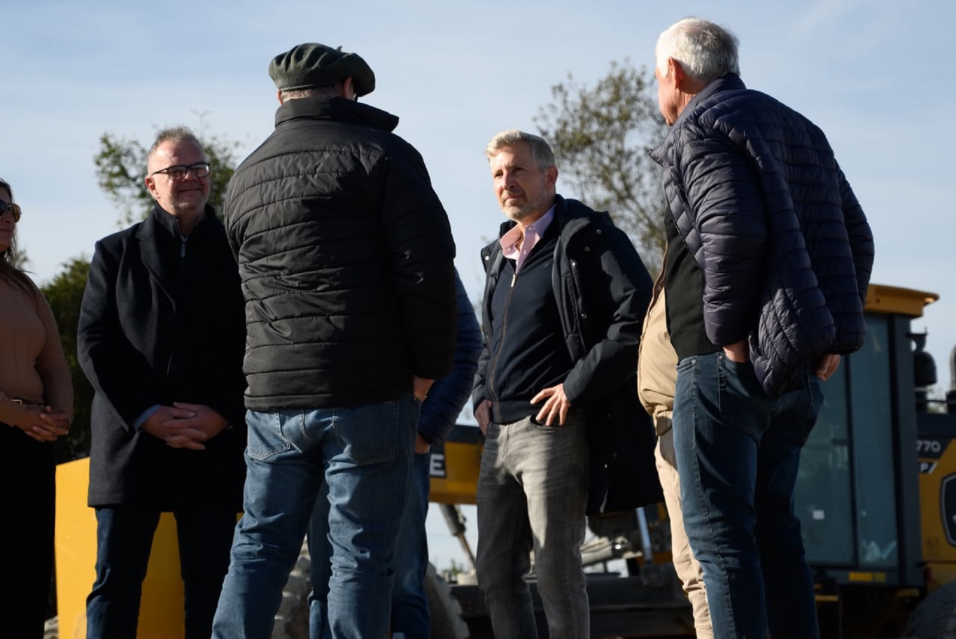 Frigerio recorrió las obras en el acceso pavimentado a Puerto Curtiembre