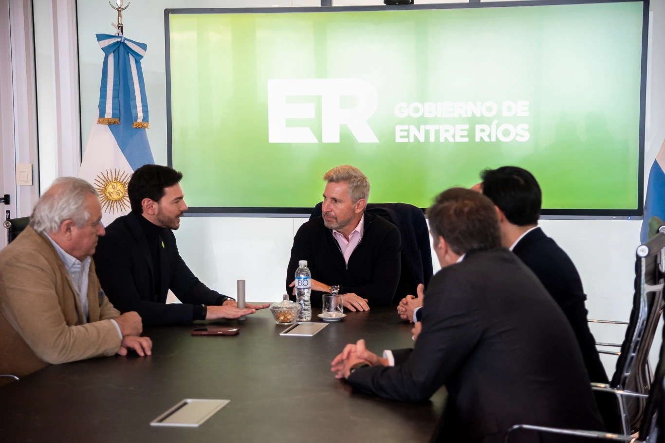 Frigerio firmó un convenio para incorporar inteligencia artificial al Estado y fortalecer las pymes