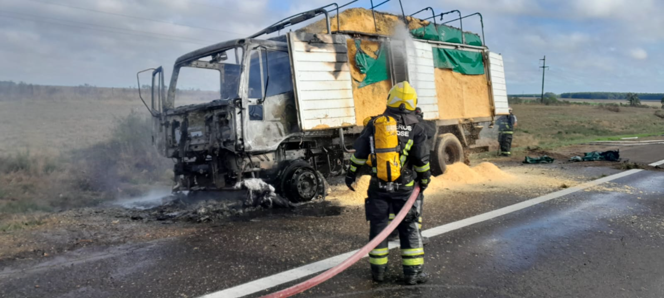 Un camión se incendió sobre la Autovía Artigas y redujeron el tránsito a la altura del kilómetro 179