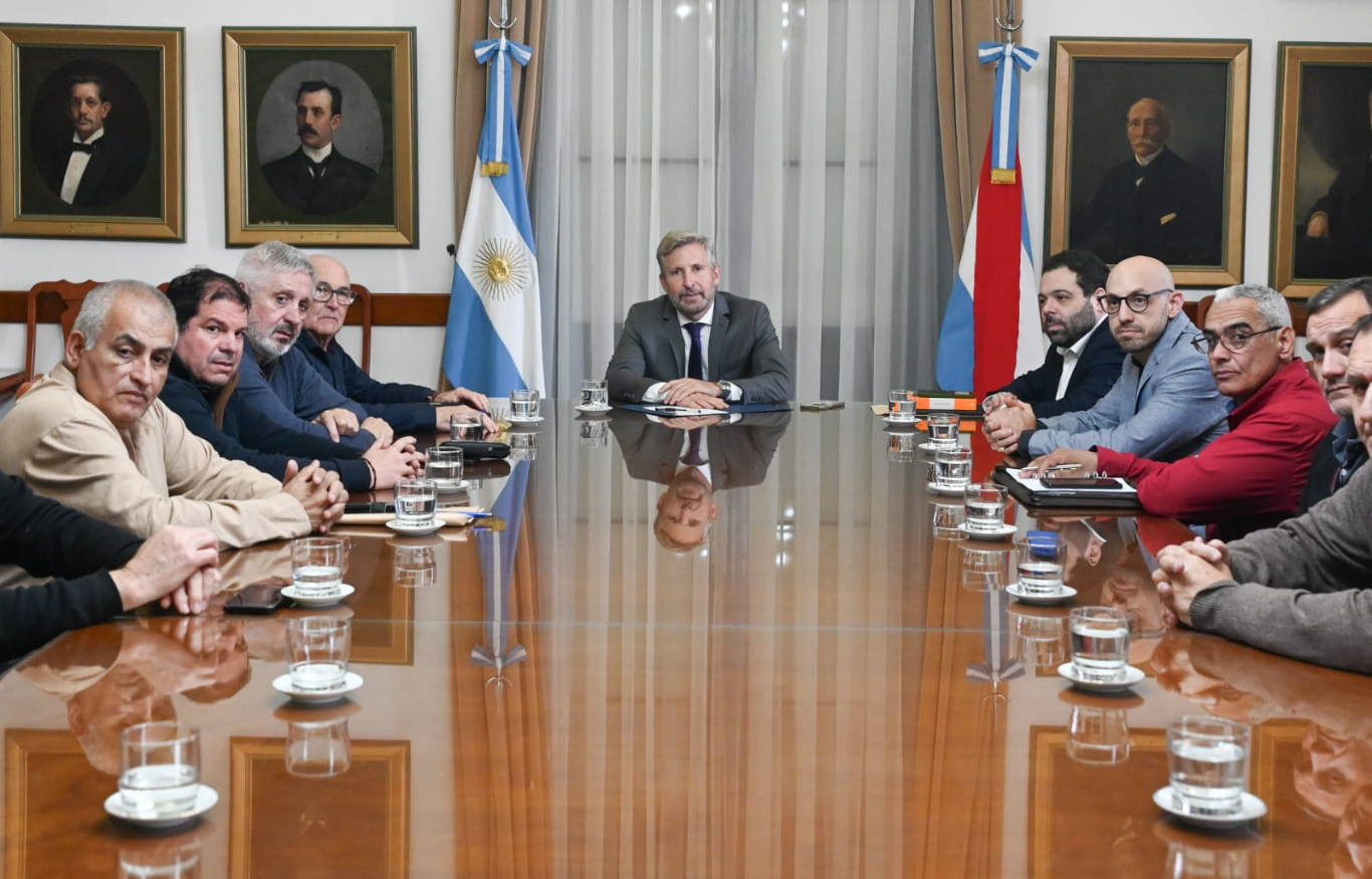 Frigerio se reunió con los gremios para analizar la crisis de Granja Tres Arroyos