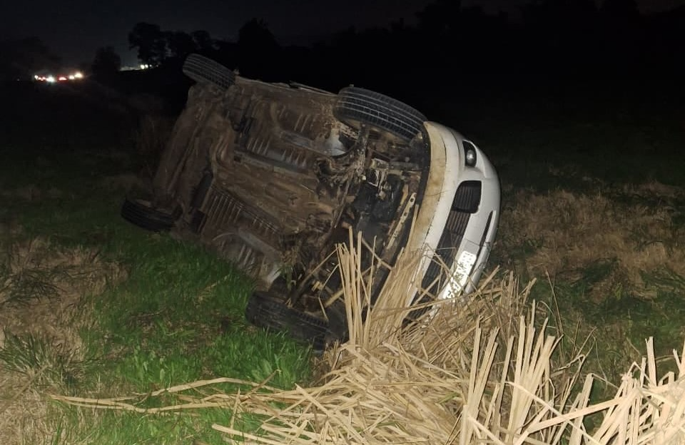 Dos personas heridas tras un choque entre un auto y una camioneta en la Ruta 135