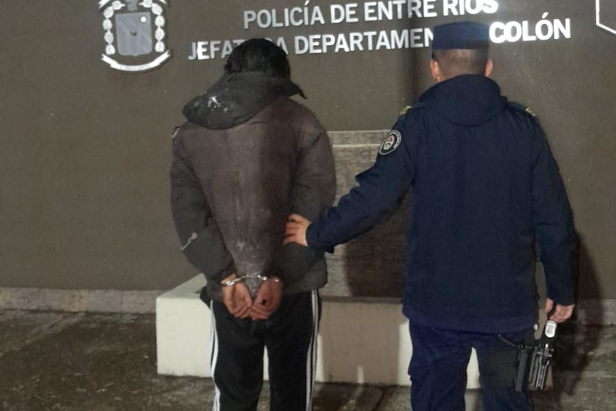Detuvieron a un joven acusado de intentar sustraer cables de un pilar eléctrico en Colón
