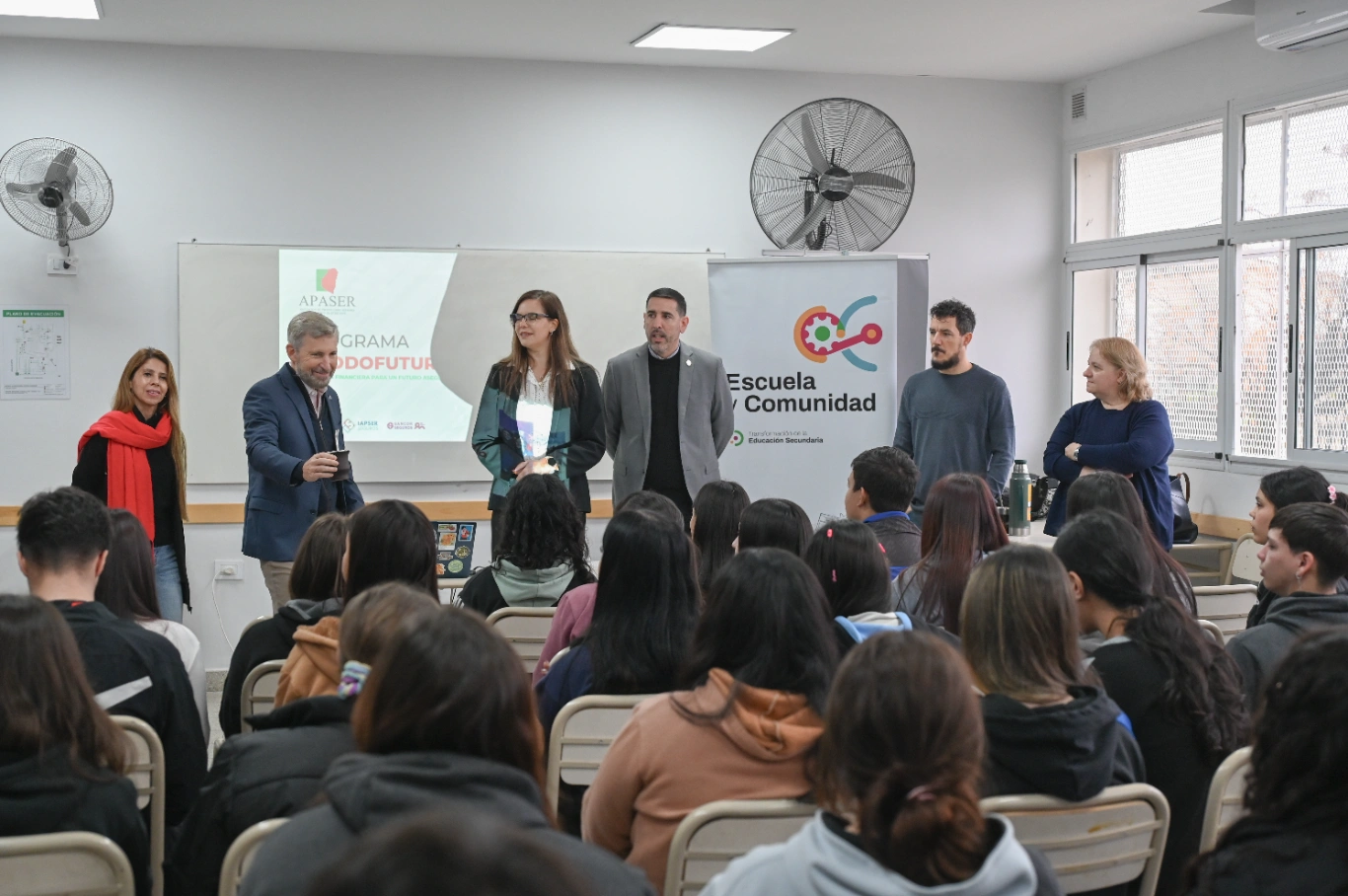 Frigerio inauguró el nuevo edificio de la escuela secundaria del Bicentenario de Paraná