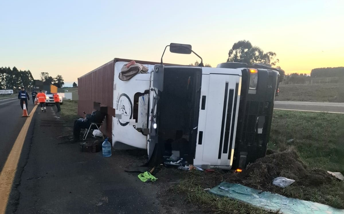 Volcó un camión en la Ruta 14 cerca de Ubajay: el conductor resultó ileso