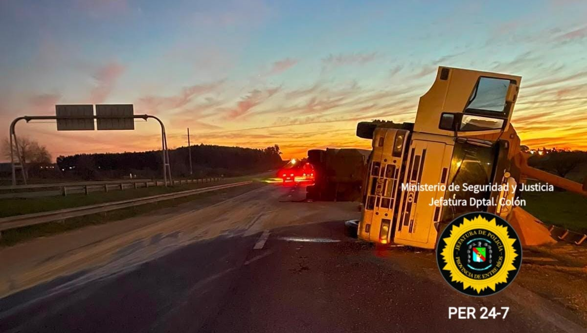 Un camionero de 60 años resultó con lesiones leves tras el vuelco de un Iveco en la Ruta Nacional 14
