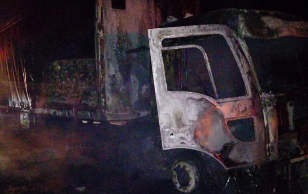 Un camión cargado con palets de arroz se incendió en la Autovía 14 y ambos ocupantes salieron ilesos