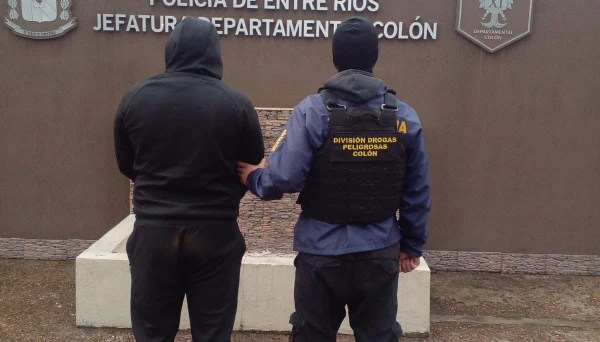 Tres allanamientos por narcomenudeo en Colón: dos detenidos y secuestro de cocaína, vehículos y dinero
