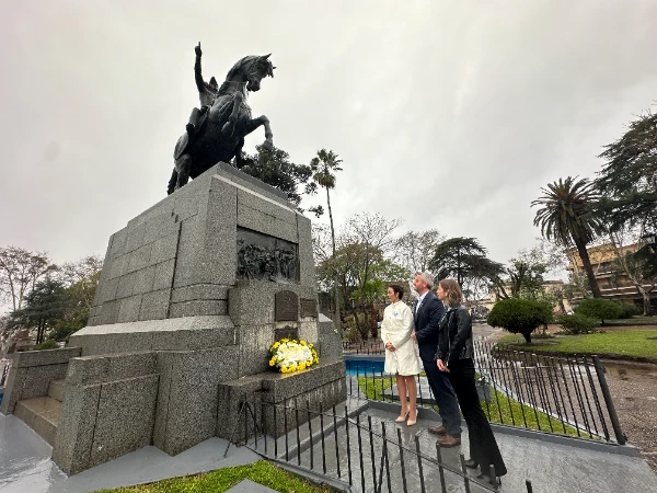 Colón rindió homenaje al General José de San Martín con una ofrenda floral