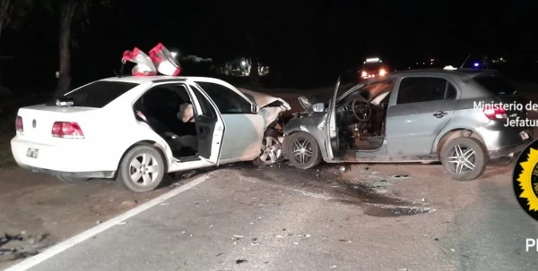 Cinco heridos, dos de ellos graves, tras un choque entre dos automóviles en Ruta 135, cerca de Colón