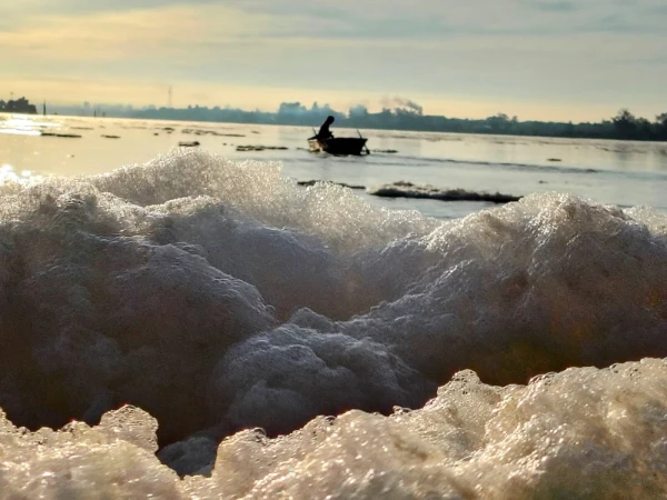 La espuma avistada en algunos sectores del Río Uruguay es de origen natural y no reviste riesgos para la salud ni el ambiente. Desde el Área de Gestión Ambiental de Salto Grande se reitera que la espuma aparecida en algunos sectores del Río Uruguay , es