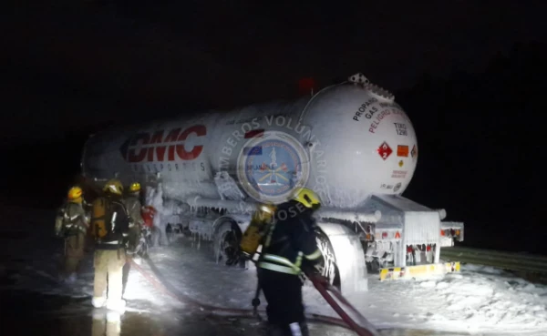 Incendio de un camión con gas butano provocó un amplio operativo sobre la Autovía Nacional 14 anoche