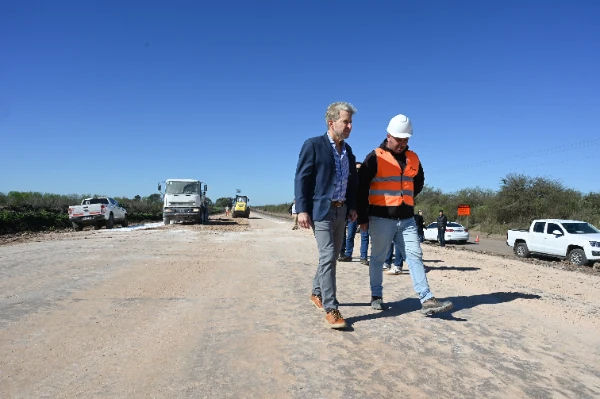 "Tenemos que reconstruir esa confianza perdida de la gente en la política", afirmó Frigerio al recorrer la obra de la ruta 20