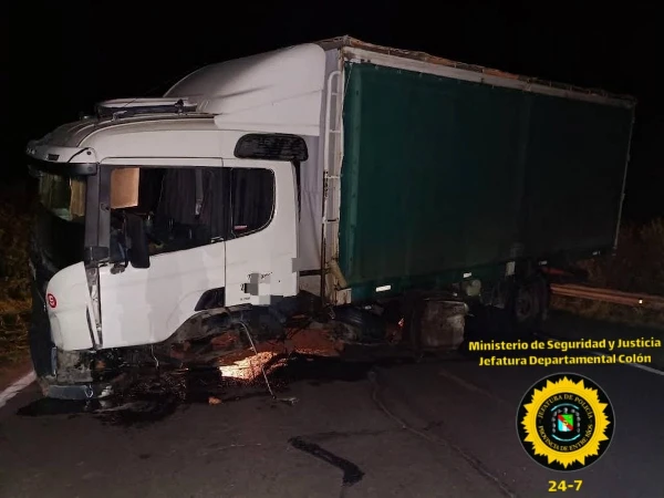 Villa Elisa: un camión chocó contra el puente Santa Rosa y bloqueó ambas manos de la Ruta 130 anoche