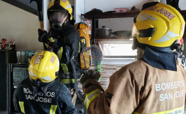 Principio de incendio afectó una vivienda en barrio Santa Teresita: Bomberos evitaron daños mayores
